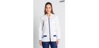 Chaqueta blanca en manga larga con detalles azules