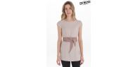 Vestido beige con cinturón