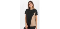 Polo negro mujer detalle arena
