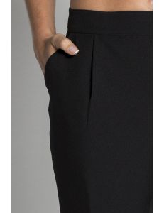 Pantalón negro con dobladillo